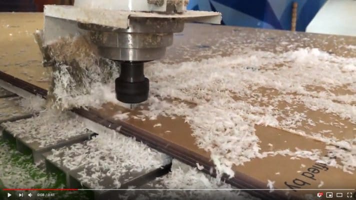 Quá trình cắt CNC trên tấm mica alu hàng loạt tốc độ cao tại xưởng