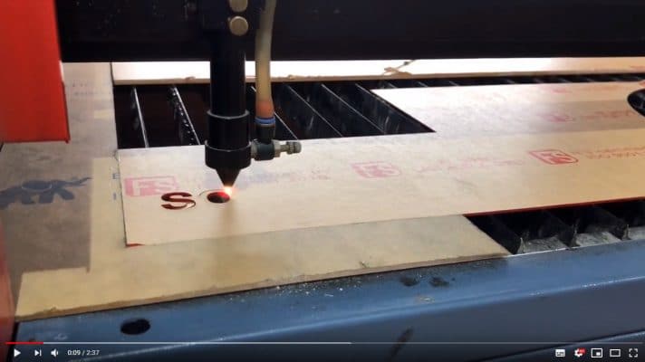 [Video] Quá trình cắt laser tấm nhựa Mica hoa văn logo chữ nổi tại xưởng