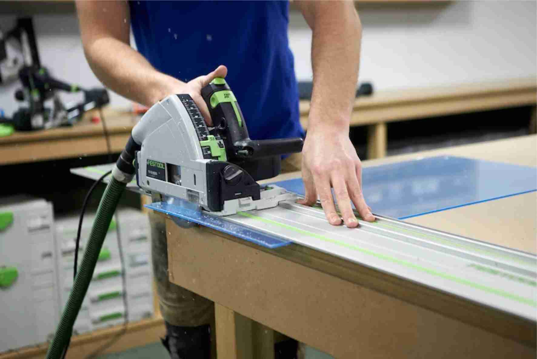 Cắt mica bằng máy cầm tay (máy cưa)
