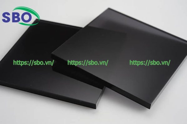 Tấm mica Chochen màu đen xuyên sáng