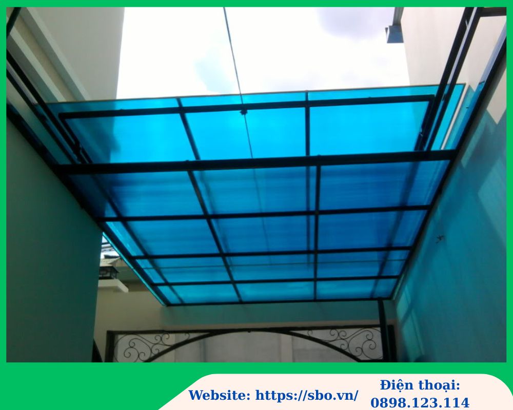 tôn nhựa lợp mái ngoài trời